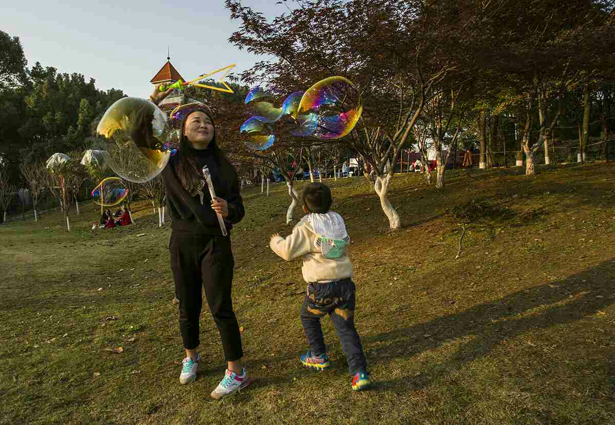 幼儿园吹泡泡游戏玩法_吹泡泡游戏方案_吹泡泡幼儿游戏教案