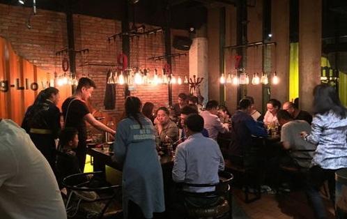 单手抓啤酒游戏,畅饮狂欢新玩法”